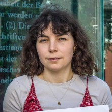 Foto von Lea Bonasera am Grundgesetz-Denkmal; Foto von Hermann Bredehorst